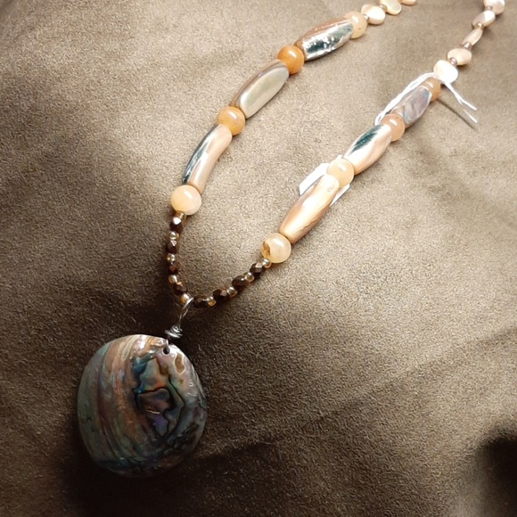 Abalone with mother of pearl necklace - Picture 3 of 8